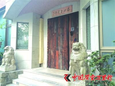 “泰安門(mén)”經(jīng)理說(shuō),營(yíng)業(yè)執(zhí)照正在申請(qǐng)中,目前工商部門(mén)還沒(méi)有審批下來(lái)。/張玥
