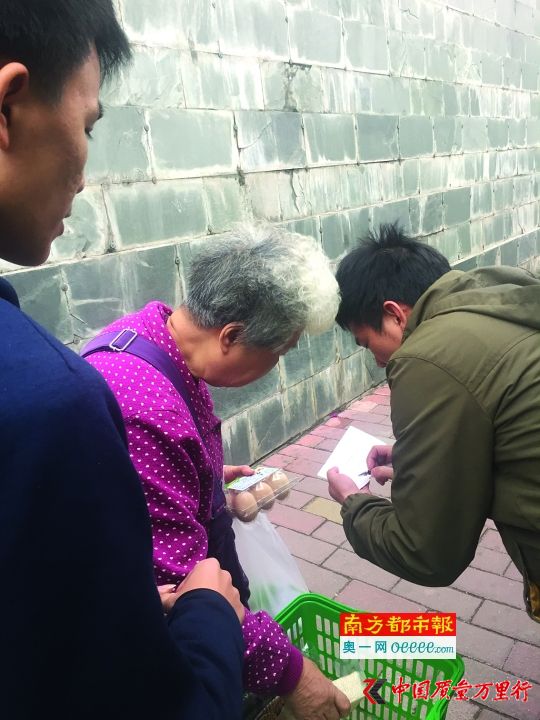 在街頭攬客時(shí),有老人上前詢問,經(jīng)理會(huì)上前登記老人信息并派發(fā)團(tuán)購券。