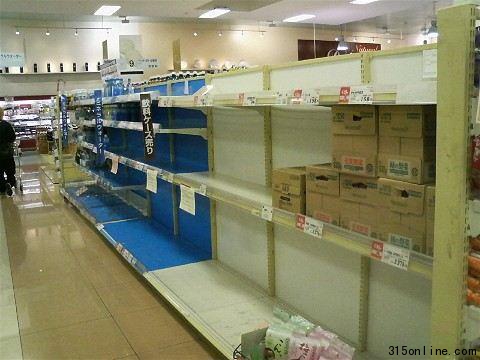 23日的報(bào)道說(shuō),日本東京都新宿區(qū)一間超市貨架上的礦泉水被搶購(gòu)一空。 23日的報(bào)道說(shuō),日本東京都新宿區(qū)一間超市貨架上的礦泉水被搶購(gòu)一空。