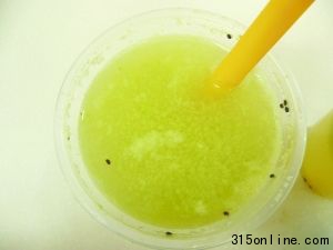 純天然果汁:上方是澄清液,而且沒有產(chǎn)生多少泡沫。 純天然果汁:上方是澄清液,而且沒有產(chǎn)生多少泡沫。