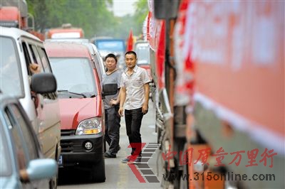 4月21日下午,車輛擁堵在318國(guó)道雅安市區(qū)街道上。