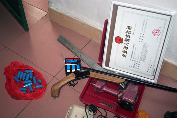 現(xiàn)場查獲的槍支彈藥等物品圖片來源:人民武警報