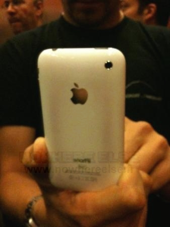 組圖:蘋果新版iPhone過(guò)熱燙臉 外殼燒變色 (3)