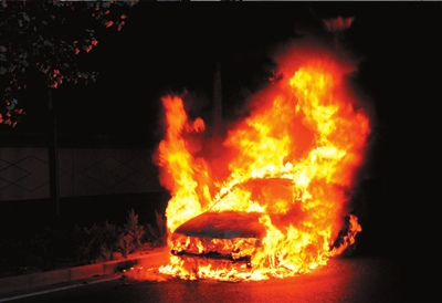 大眾寶來(lái)行駛中突然自燃轎車基本報(bào)廢(圖)