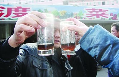 菜場管理人員進(jìn)行試驗,黑芝麻有褪色現(xiàn)象。李海勇 攝 菜場管理人員進(jìn)行試驗,黑芝麻有褪色現(xiàn)象。李海勇 攝