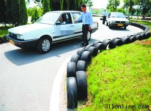 江西一駕校的教練帶領學員練車(資料照片)。新華社發(fā)