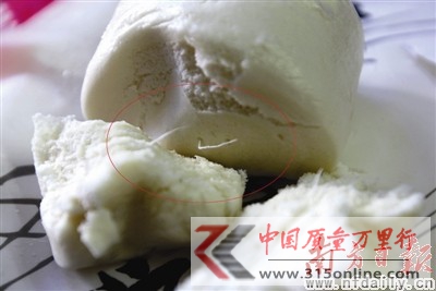白色線(xiàn)頭裸露在饅頭外。李細(xì)華攝 白色線(xiàn)頭裸露在饅頭外。李細(xì)華攝