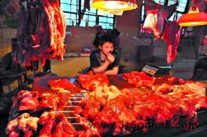 豬肉批發(fā)價(jià)連跌,但許多市民稱(chēng)感覺(jué)不到肉價(jià)下降。 記者王燕攝 豬肉批發(fā)價(jià)連跌,但許多市民稱(chēng)感覺(jué)不到肉價(jià)下降。 記者王燕攝