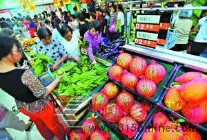 白云區(qū)新供銷(xiāo)豐興超市嘉禾店開(kāi)業(yè),市民挑選平價(jià)農(nóng)產(chǎn)品。記者王燕攝 白云區(qū)新供銷(xiāo)豐興超市嘉禾店開(kāi)業(yè),市民挑選平價(jià)農(nóng)產(chǎn)品。記者王燕攝