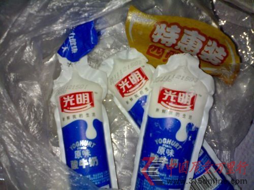 劉某買(mǎi)到的光明酸奶特惠裝