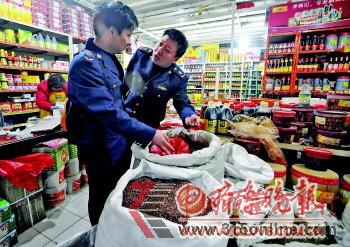 ▲工商人員在對市場進(jìn)行檢查。本報記者 張中 攝 ▲工商人員在對市場進(jìn)行檢查。本報記者 張中 攝