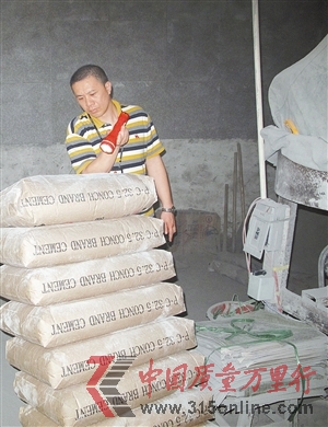 執(zhí)法人員在現(xiàn)場(chǎng)檢查假水泥生產(chǎn)線。 執(zhí)法人員在現(xiàn)場(chǎng)檢查假水泥生產(chǎn)線。