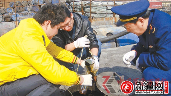 近日,烏魯木齊市工商局執(zhí)法人員在對(duì)烏魯木齊散裝油摸底過(guò)程中與糧油質(zhì)檢人員一同抽檢散裝食用油。唐紅梅 攝
