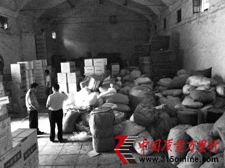 滑縣一藥品生產企業(yè)涉嫌違法私設倉庫,3000多件“問題藥”被查處。 滑縣一藥品生產企業(yè)涉嫌違法私設倉庫,3000多件“問題藥”被查處。