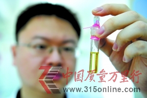 工作人員對(duì)食用油品進(jìn)行檢測(cè)。記者張宇杰 攝 工作人員對(duì)食用油品進(jìn)行檢測(cè)。記者張宇杰 攝