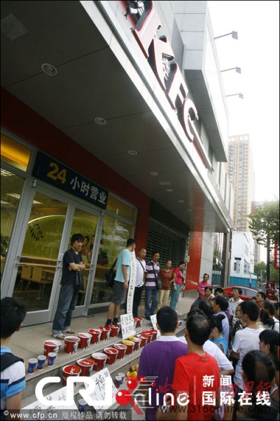 2012年9月4日,楊先生買了22份全家桶,放在武漢漢口京漢大道肯德基餐廳門口,質(zhì)疑餐廳“食品安全存在嚴重問題”。圖片來源:CFP 2012年9月4日,楊先生買了22份全家桶,放在武漢漢口京漢大道肯德基餐廳門口,質(zhì)疑餐廳“食品安全存在嚴重問題”。圖片來源:CFP