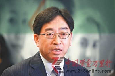 高永文向死者家屬致以慰問。圖片來源:香港大公報 高永文向死者家屬致以慰問。圖片來源:香港大公報