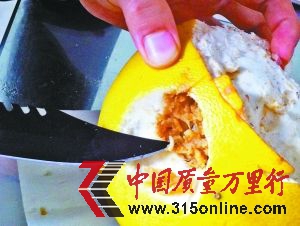 圖為家樂福買到的長蛆柚子。重慶晨報(bào)記者 許恢毅 攝