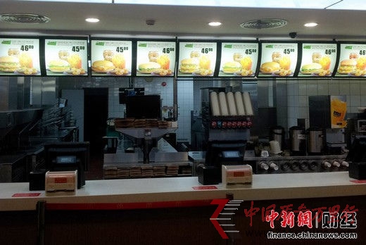 廣州中國(guó)進(jìn)出口商品交易會(huì)展館地下的麥當(dāng)勞餐廳里所有用于標(biāo)示出售餐品的燈箱上只標(biāo)出了售價(jià)45、46元的A、B、C、D四種套餐以及幾種甜品,卻未提及其他銷售單品的價(jià)格。 中新網(wǎng) 王槊攝