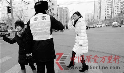 圖為行人闖了紅燈后,被交警抓了現(xiàn)行。