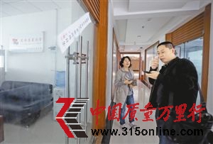 有業(yè)主到了實(shí)恒房地產(chǎn)經(jīng)紀(jì)服務(wù)公司辦公地點(diǎn)收房租,才發(fā)現(xiàn)人去樓空。 有業(yè)主到了實(shí)恒房地產(chǎn)經(jīng)紀(jì)服務(wù)公司辦公地點(diǎn)收房租,才發(fā)現(xiàn)人去樓空。