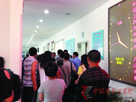 面紗視覺(jué)的員工和顧客到有關(guān)部門投訴。 面紗視覺(jué)的員工和顧客到有關(guān)部門投訴。