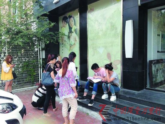 維權(quán)的人們聚集在面紗視覺(jué)門前不肯離去。 維權(quán)的人們聚集在面紗視覺(jué)門前不肯離去。