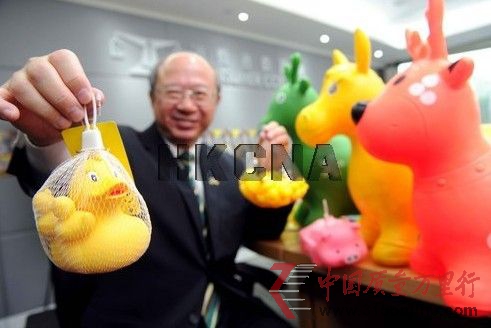 香港消委會11月14日在記者會上表示,在測試市面27款玩具或兒童產(chǎn)品,近半有潛在窒息危險,當中7款玩具驗出塑化劑超出歐美安全標準。來源:香港中通社